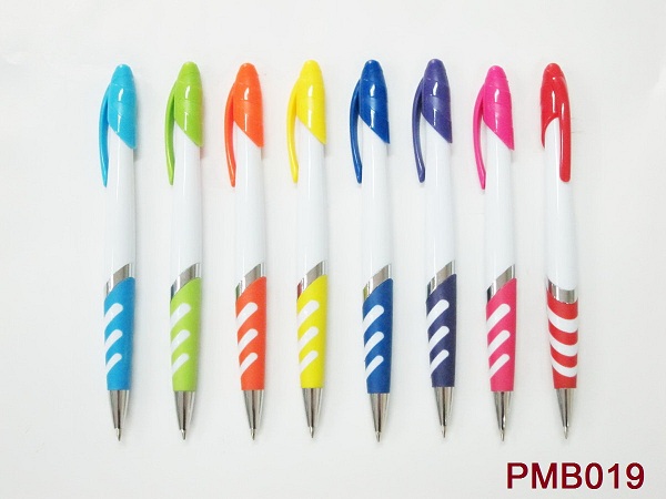PM019 ปากกาลูกลื่น  ด้ามพลาสติก แต่งปลายปากกา มี8สี ปากกาพลาสติก ราคาส่ง พร้อมสกรีนโลโก้