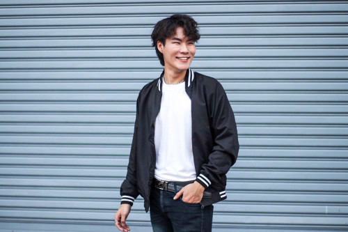 เสื้อแจ๊คเก็ตผ้าไมโครสีดำ ปกขลิบลายสีขาว ผ้าไม่หนา สามารถใส่หน้าร้อนได้สบาย 2