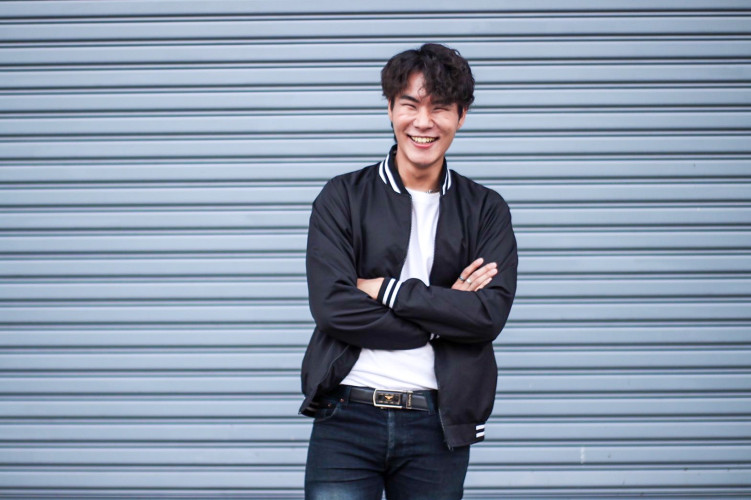 เสื้อแจ๊คเก็ตผ้าไมโครสีดำ ปกขลิบลายสีขาว ผ้าไม่หนา สามารถใส่หน้าร้อนได้สบาย 1