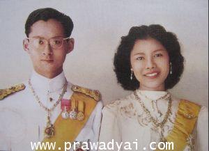 ภาพมงคล ภาพในหลวง รัชกาลที่ 9 คู่พระราชินี (ภาพแต่งงาน)
