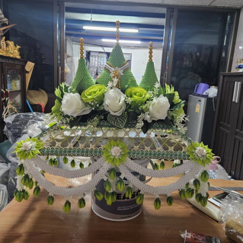 ชุดบวชครบชุดยกเซ็ท  ครอบไตรหัวพุ่ม 3 พุ่ม กรวยต้นเทียนพร้อมบวช  ช่างน้อย 7