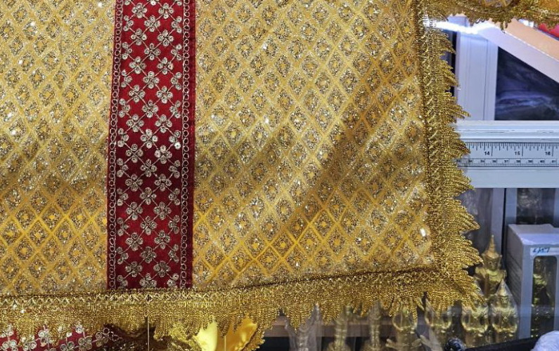 งานสั่งทำพิเศษ สไบพระ ผ้าห่มพระประธาน งานเพชรประดับตกแต่งผ้าเพชรแถบแดง จักรอุตสาหกรรม พระธาตุเจดีย์ 4
