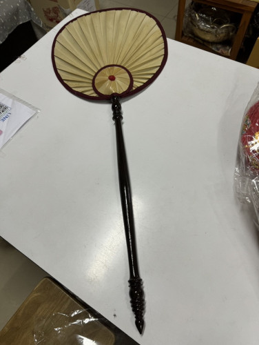 ตาลปัตรใบลาน พร้อมด้ามไม้อย่างดี  ตาลปัตรโบราณ ตาลปัตรสวยๆ 1