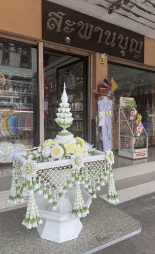 ครอบไตรหัวแหลมงานดอกพุ่ม  งานละเอียดพรีเมี่ยมไฮโซชาววัง  ครอบไตรพรีเมี่ยมดอกข่า ครอบไตรชาววัง 1