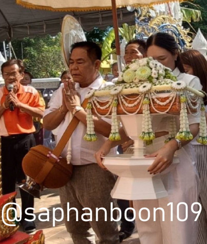 ครอบไตรชาววัง งานประณีตงดงาม  สีแนวมินิมอล ครอบไตรแบนงานร้อยมะลิ 3