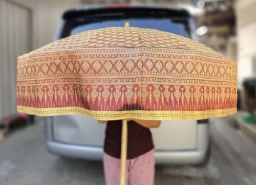 สัปทนผ้าลายไทย หัวยอดลงยา ด้ามไม้ชแลค  สะพานบุญ สัปทนโบราณ  สัปทนผ้าไทย