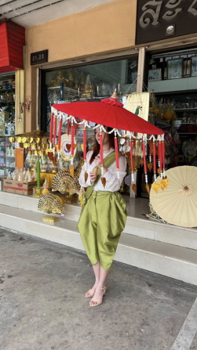 17 นิ้ว ร่มโพธิ์กฐิน รุ่นถือ ( ไม่มีฐาน )  มี 2 สี ร่มกฐินรุ่นร่มสายฝน 2