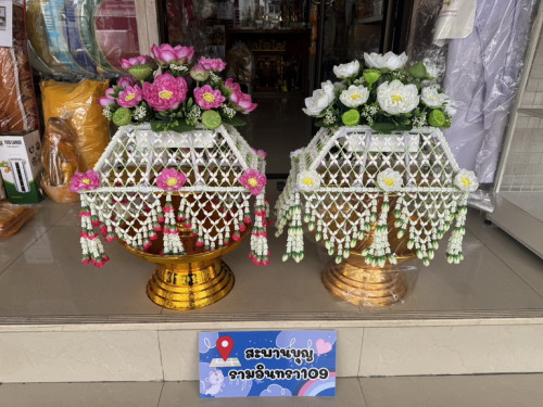 ครอบไตรบัวศิลปาชีพมีสีทอง  สีขาวครีม สีชมพู     มีหลายแบบ บัวศิลปชีพ 1