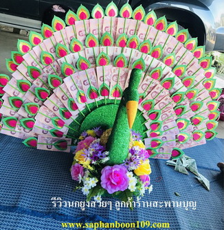 ( หมด ) งานโฟมนกยูงกฐินแต่งดอกไม้  ติดปะเก็นทองลายไทย  พร้อมไม้เสียบลายขนนก 68 ใบ 8