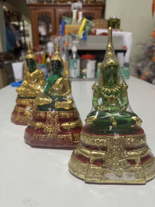 พระแก้วมรกต รุ่นถูก งานธรรมดา  ขนาด 3 นิ้ว 5 นิ้ว 9 นิ้ว ( สั่งล่วงหน้านะคะ ) 8