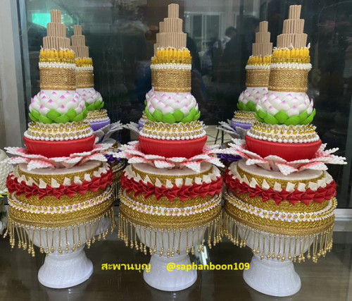 ต้นเทียนชาววัง รุ่นใหม่ ดินปั้น ชายลูกปัดทอง ต้นเทียนอุปัชฌาย์ต้นเทียนบวช พานขาว3พาน