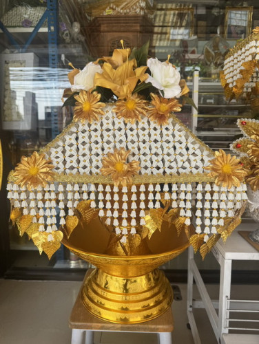 ครอบไตรเตี้ย ครอบไตรสีทอง ครอบไตรรุ่นถูก  ร้อยดอกรัก มีหลายสี  ครอบไตรกฐิน