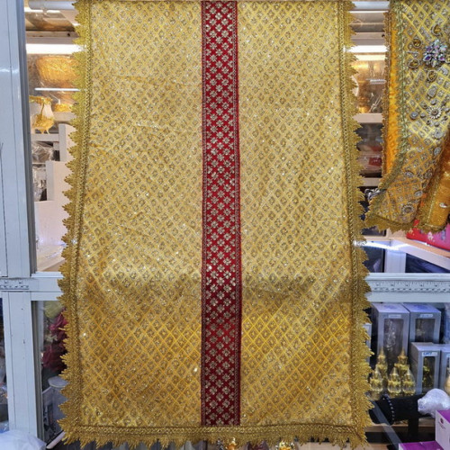 งานสั่งทำพิเศษ สไบพระ ผ้าห่มพระประธาน งานเพชรประดับตกแต่งผ้าเพชรแถบแดง จักรอุตสาหกรรม พระธาตุเจดีย์ 2