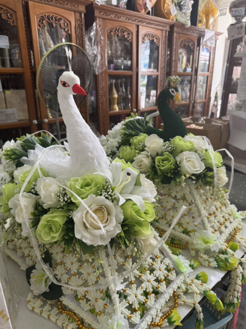 ครอบไตรนกยูงสีขาว  หรือ ครอบไตรหงส์   สั่งปักดอกไม้สีต่างๆได้ 6