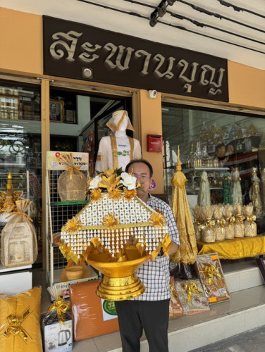 ครอบไตรเตี้ย ครอบไตรสีทอง ครอบไตรรุ่นถูก  ร้อยดอกรัก มีหลายสี  ครอบไตรกฐิน 2