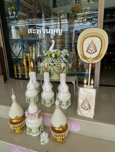 พานพุ่มมุกกลีบบัว ลงทองร้อยอุบะ ขายเป็นคู่ งานสั่งทำ  ร้อยอุบะมุก พานพุ่มทรงเครื่องชาววัง 2