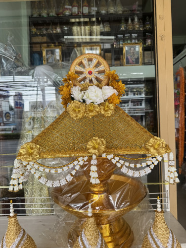 ชุดเครื่องบวชพระใหม่ ครอบไตรหัวพุ่ม / ธรรมจักร  กรวย ต้นเทียน ชุดบวช 8