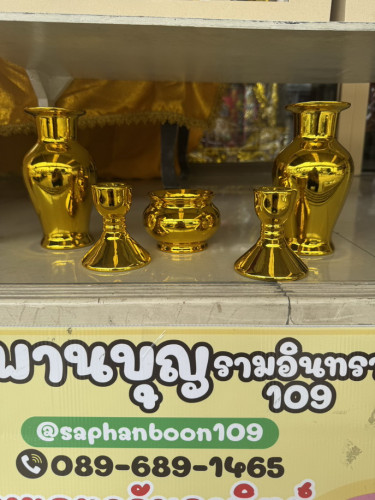 จัดชุดแจกัน กระถางธูป เชิงเทียน  เซรามิควางศาล ( ตกแตกได้ ) มีสีทอง กับสีขาวมุก  ใส่กล่อง 5