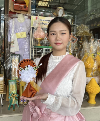พวงมาลัยผ้าอาบน้ำฝน สะพานบุญ คือ การนำผ้าอาบแบบผืน มาพับเป็นมาลัยถวายคู่สังฆทานเทียนพรรษา