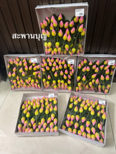 ดอกบัวผ้าพร้อมใบ ติดเข็มกลัด สำหรับติดหน้าอกเสื้อ งานบุญต่างๆ ( ดอกไม้ติดเสื้อ )