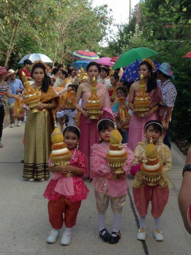 ชุดเครื่องบวชพระใหม่ชาววังร้อยมุก  ชุดบวชครบชุดสีทอง ครอบไตรสวยๆ งานบวชอลังการ ขายดีตลอดกาล 7