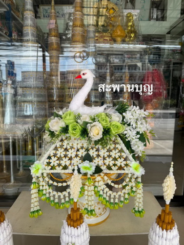 ครอบไตรนกยูงสีขาว  หรือ ครอบไตรหงส์   สั่งปักดอกไม้สีต่างๆได้ 7
