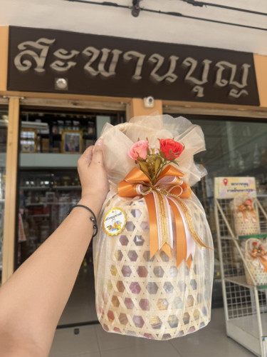 สังฆทานชะลอมหูหิ้ว ผ้าไหมแก้ว   ชุดเครื่องใช้พระสงฆ์ 