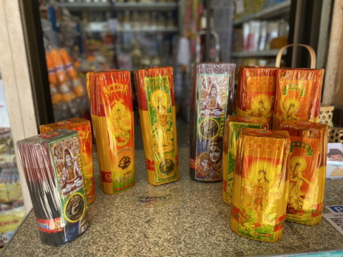 ธูปหอมชัยมงคล (มี 8 นิ้ว และ 13 นิ้ว มี 5 สูตร )  มีสีขาว และ ธูปดำ 7