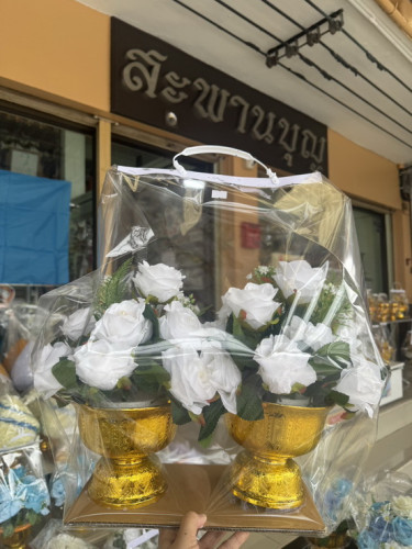 (ช่างเสริม ) พานดอกไม้สีขาว พานดอกไม้อาลัยพระพันปี  พานดอกไม้ พานกุหลาบ 3