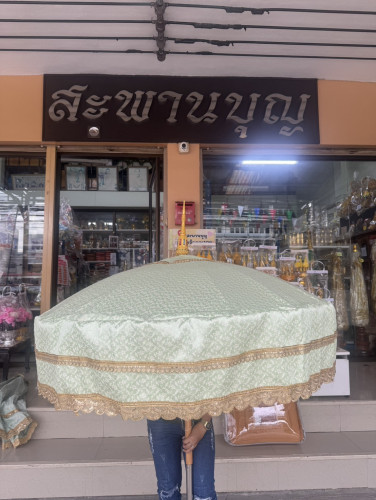 สัปทนผ้าไหมไม่เงา มีลาย ยอดลงยา ด้ามชะแลค สัปทนกฐิน มาใหม่สวยๆสัปทนสีพาสเทล 1