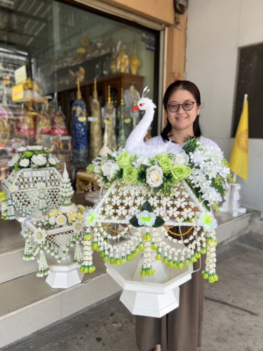 ครอบไตรนกยูงสีขาว  หรือ ครอบไตรหงส์   สั่งปักดอกไม้สีต่างๆได้ 2