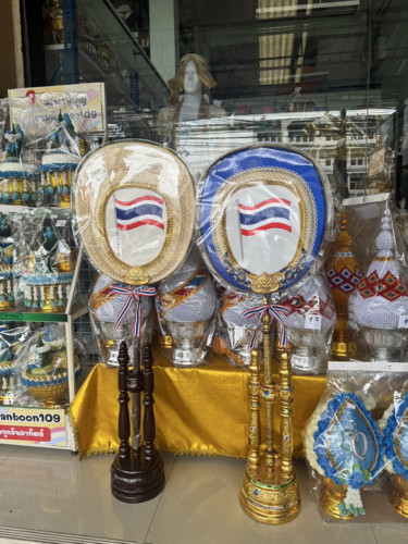 ตาลปัตรลายธงชาติไทย  มีแบบผ้าไหม และ ตาลปัตรจักสาน   ปักชื่อเพิ่มได้ 4