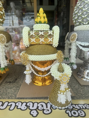 แพขมาดิ้นทองมาลัยดอกรัก ( เข้ากับพานพุ่มดิ้น )  พานธูปเทียนแพ