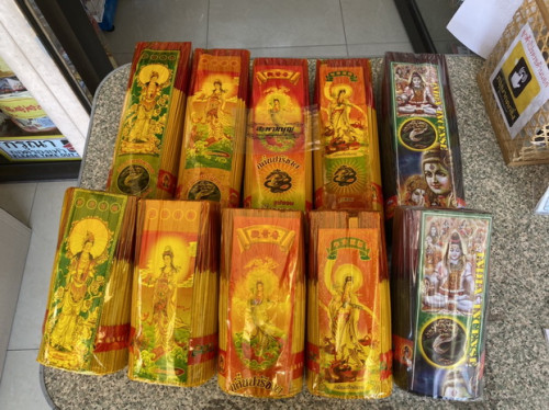 ธูปหอมชัยมงคล (มี 8 นิ้ว และ 13 นิ้ว มี 5 สูตร )  มีสีขาว และ ธูปดำ 8