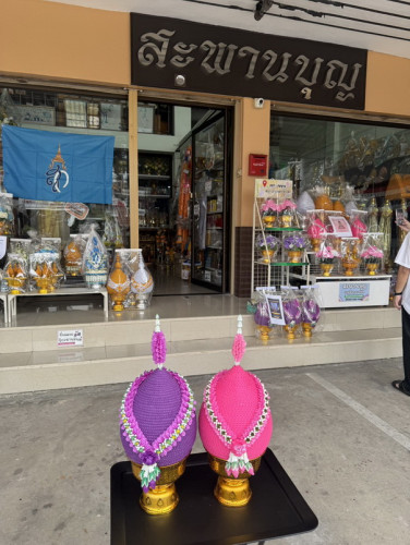 งานราชสักการะ  ร.6 และ เจ้าฟ้าเพชรรัตน์ ราคาต่อ 1 พาน  เบอร์ 8 พานพุ่มดิ้นมาลัยซีก 8