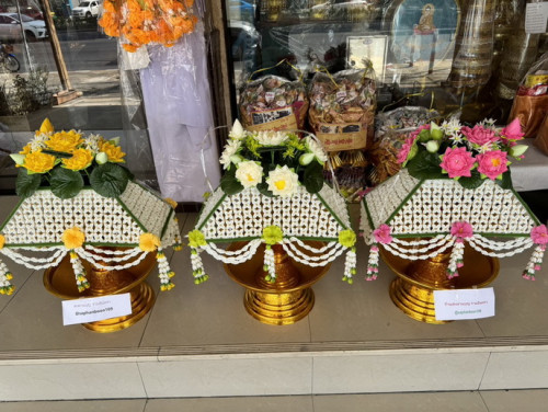 ครอบไตรดอกรัก บัวสัตบงกช ( พับ )  หรือเทียบเท่า มีหลายสี ครอบไตรบัวสัตตบงกช ไลน์  @saphanboon109 