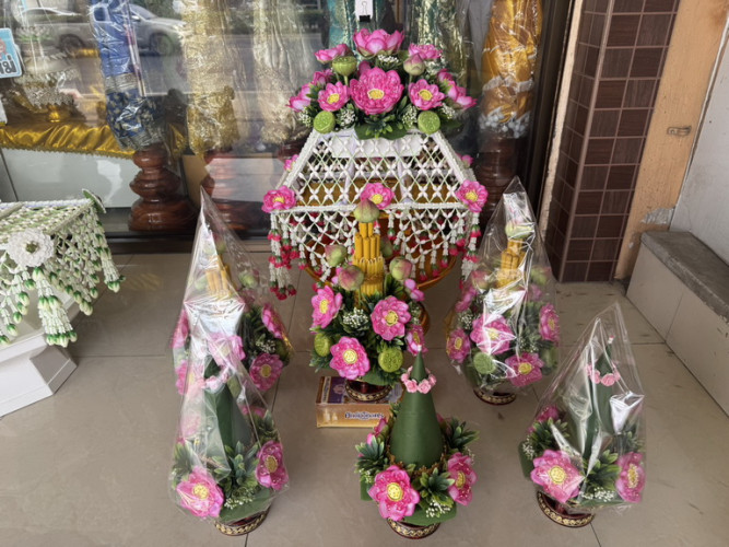 ครอบไตรบัวศิลปาชีพมีสีทอง  สีขาวครีม สีชมพู     มีหลายแบบ บัวศิลปชีพ 5