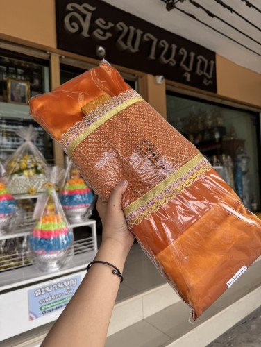 ผ้าไตรมัสลินไตรครอง  สีพระราชทาน ตราสะพานบุญ ขนาด 1.9 เมตร ถวายพระงานบวชงานกฐิน ผ้าดีนุ่ม
