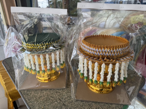 พานกลีบบัวร้อยอุบะ ( ราคาสินค้าพร้อมพานรองถวาย ) มีหลายขนาด  พานวางมาลัย พานถวายเงิน 3