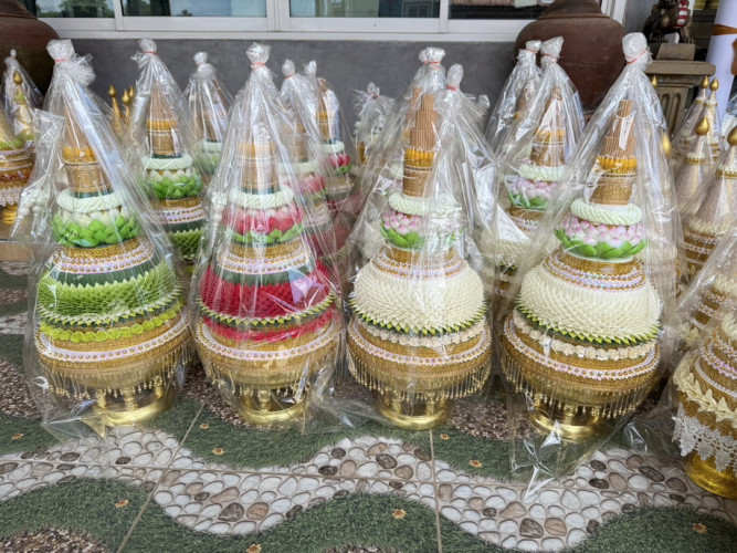 ต้นเทียนชาววัง รุ่นใหม่ 3 ต้น  ร้อยลูกปัดทอง  กลีบสวยๆ ต้นเทียนอุปัชฌาย์สวยๆ 4