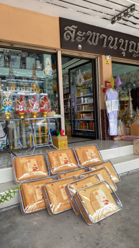 ชุดกันหนาวจัดชุด ชื่อ ชุดห่มบุญ  1 ชุด มี 3 ชิ้น : ผ้าห่มพระสงฆ์ หมวกพระ ผ้าคลุมไหล่ 6