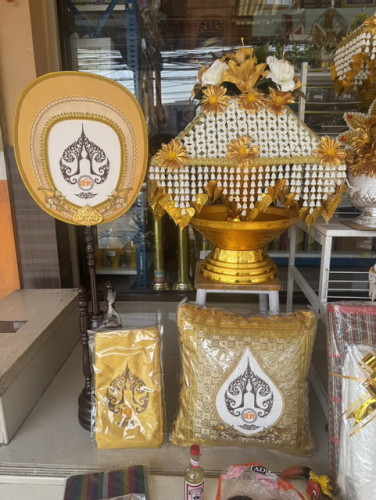 ครอบไตรเตี้ย ครอบไตรสีทอง ครอบไตรรุ่นถูก  ร้อยดอกรัก มีหลายสี  ครอบไตรกฐิน 1