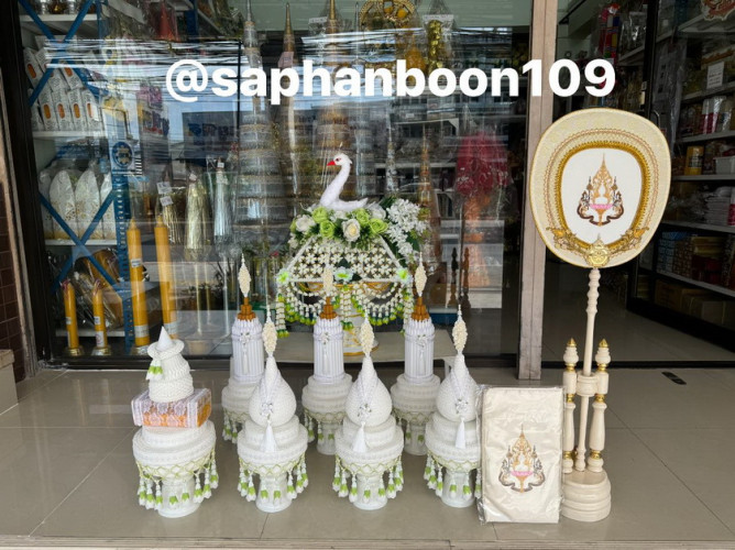 ครอบไตรนกยูงสีขาว  หรือ ครอบไตรหงส์   สั่งปักดอกไม้สีต่างๆได้ 1