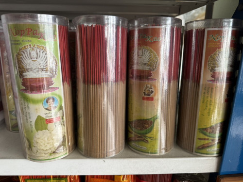 ธูปนพเก้า ( รุ่นใส่กระบอกพลาสติก ) ธูปหอม  มีธูปธรรมดา ธูปเขียว ธูปแดง ธูปดำ 9