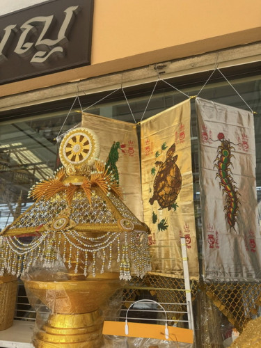 ครอบไตรธรรมจักร ร้อยลูกปัดทอง ติดปะเก็นทองประดับกระจก