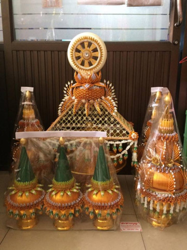 ชุดเครื่องบวชพระใหม่ครบชุด มีสีวันเกิด งานดอกพุดดินปั้นสวยๆชาววัง  ครอบไตร กรวยบวช ต้นเทียน ครบ 5