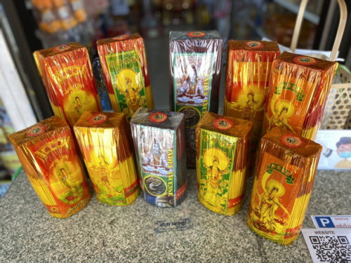 ธูปหอมชัยมงคล (มี 8 นิ้ว และ 13 นิ้ว มี 5 สูตร )  มีสีขาว และ ธูปดำ 1