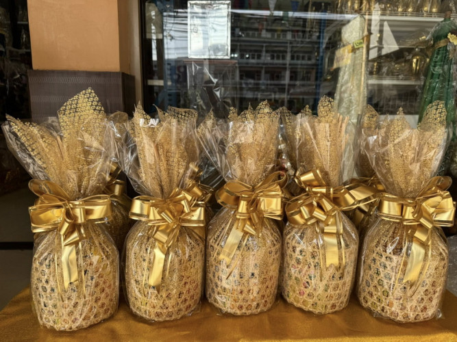 สังฆทานชะลอม เจริญสุข ชะลอมห่อผ้าทอง  ตราศักดิ์มงคลพร ชะลอม 6 นิ้ว สังฆทานงานบวช 4