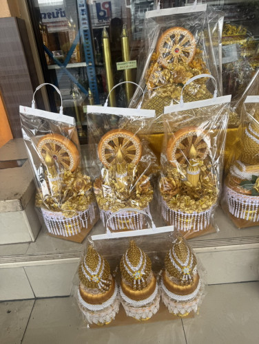 ชุดเครื่องบวชพระใหม่ ครอบไตรหัวพุ่ม / ธรรมจักร  กรวย ต้นเทียน ชุดบวช 3
