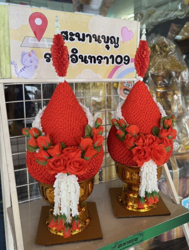 พานพุ่มข้าวบิณฑ์คล้องมาลัยดอกรัก ช่อกุหลาบ